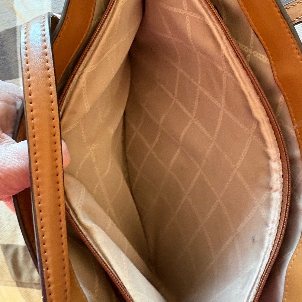 Michael Kors purse like new - Picture 5 of 9